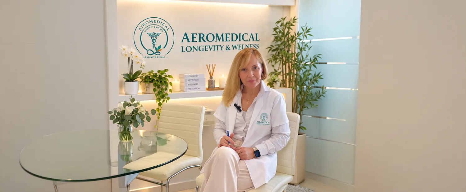 La Dra. Mónica Fortea sentada en la recepción de Aeromedical Longevity & Wellness